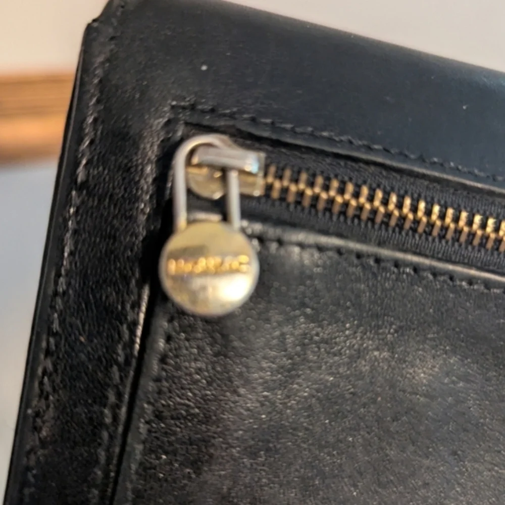 Monsac sleek black